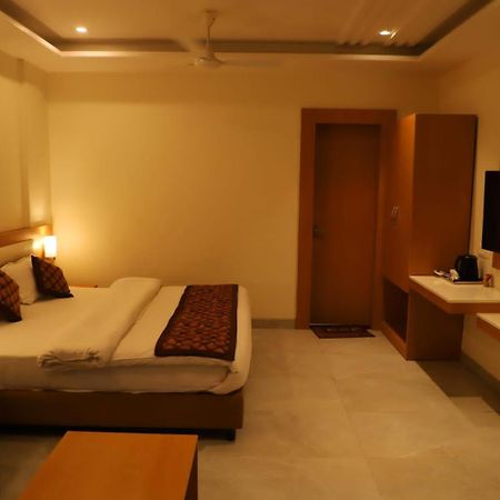 Hotel Ananda Castle à Vrindāvan Extérieur photo