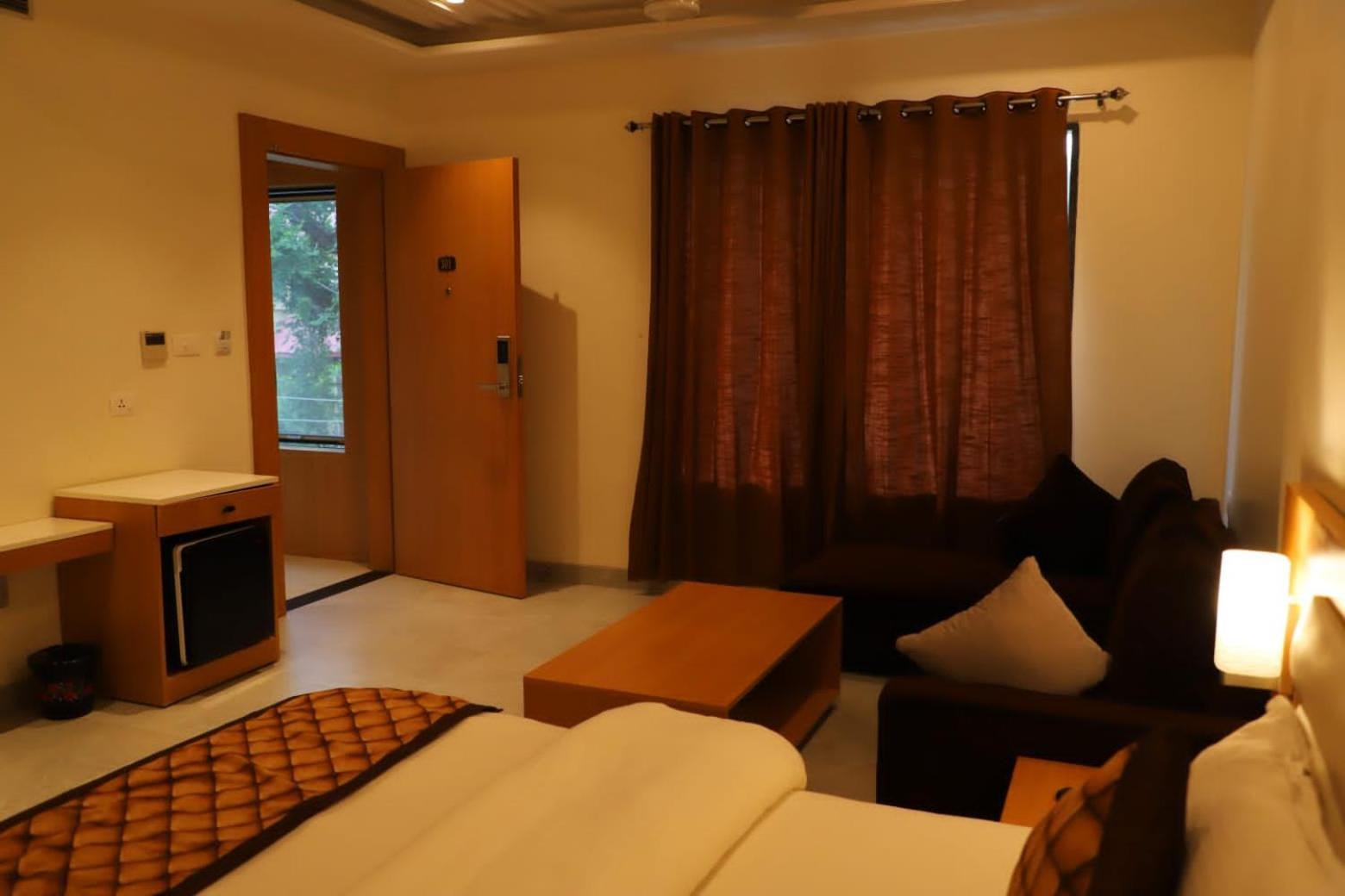 Hotel Ananda Castle à Vrindāvan Extérieur photo