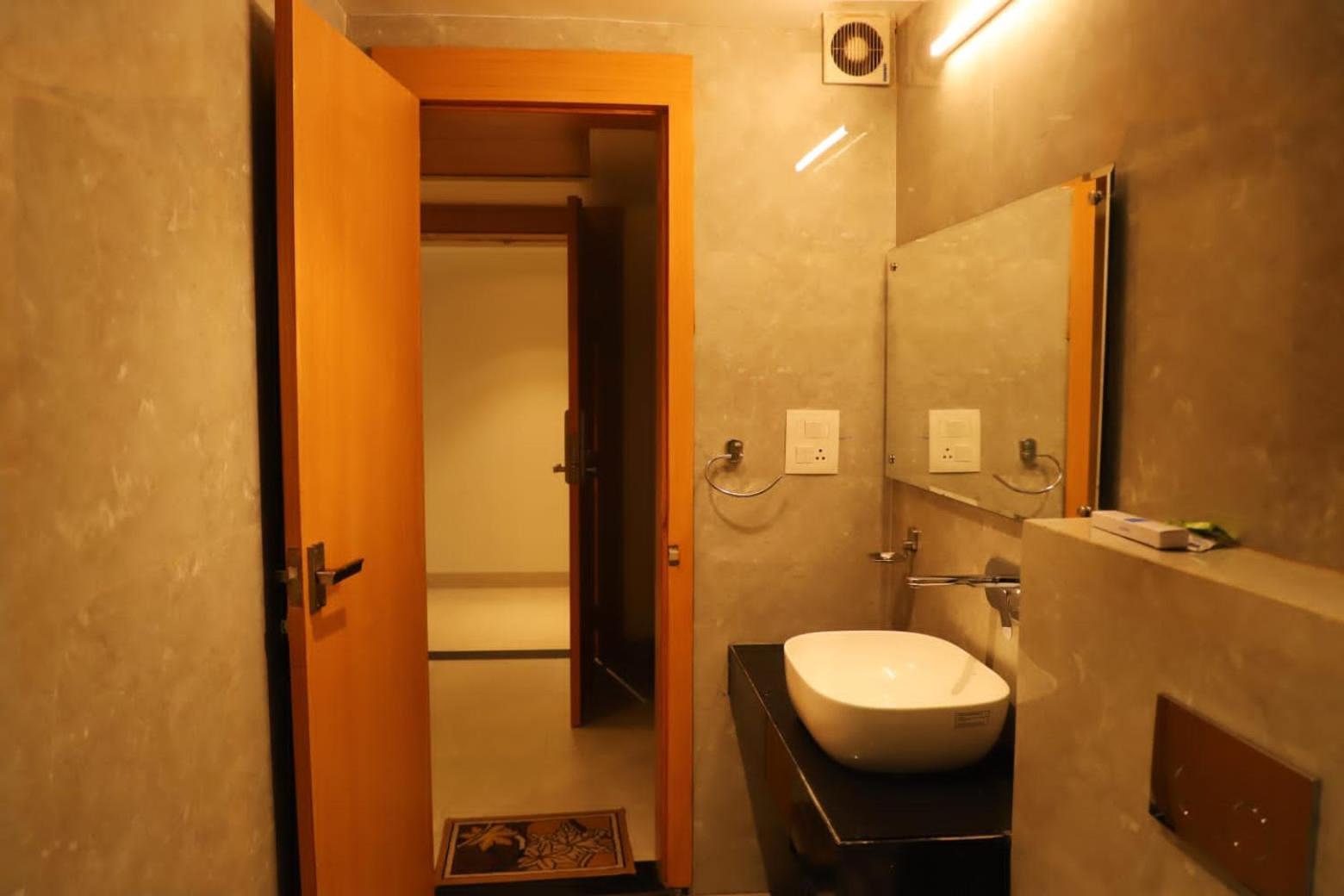 Hotel Ananda Castle à Vrindāvan Extérieur photo