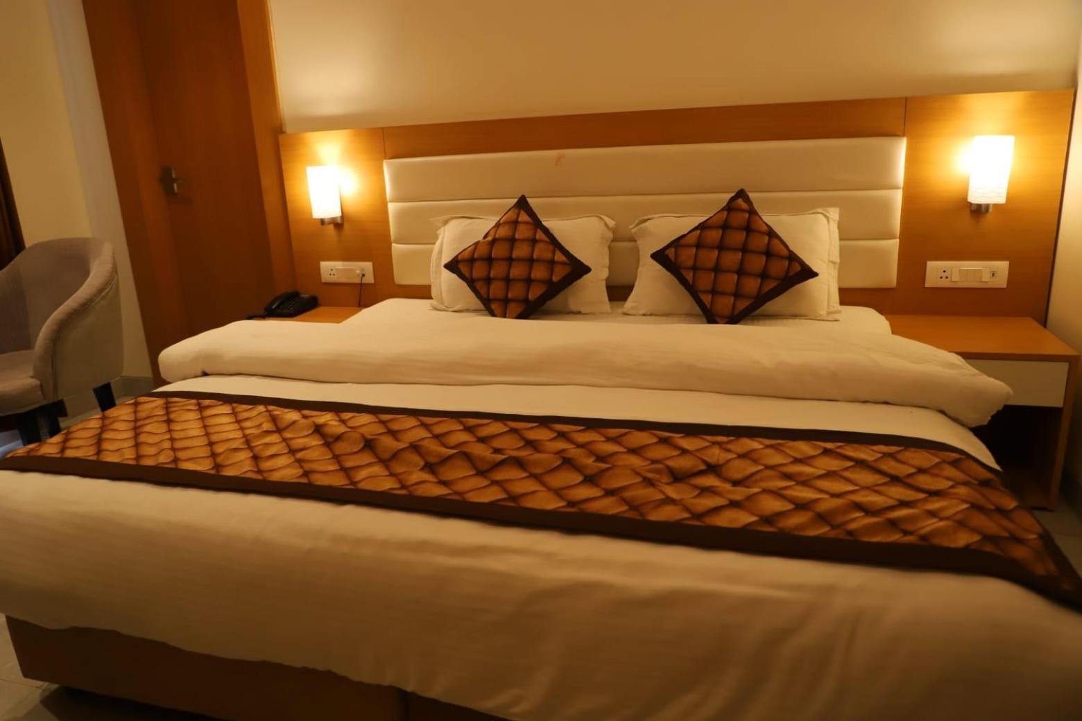 Hotel Ananda Castle à Vrindāvan Extérieur photo