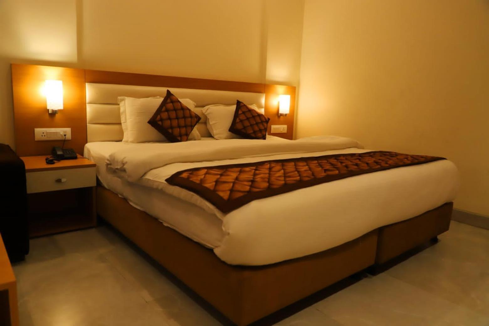 Hotel Ananda Castle à Vrindāvan Extérieur photo